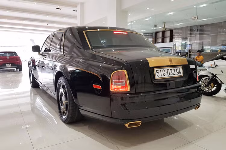 Chưa hết, các thanh nẹp mạ crôm nguyên bản theo chiếc xe sang Rolls-Royce Phantom tiền tỷ hay thanh ngang chia hốc gió trước, logo 2 chữ RR bên hông xe, chụp ống xả và ngay cả chi tiết chỗ để gắn biển số cũng được chủ nhân chiếc xe siêu sang này mạ vàng 24k đầy sang chảnh.