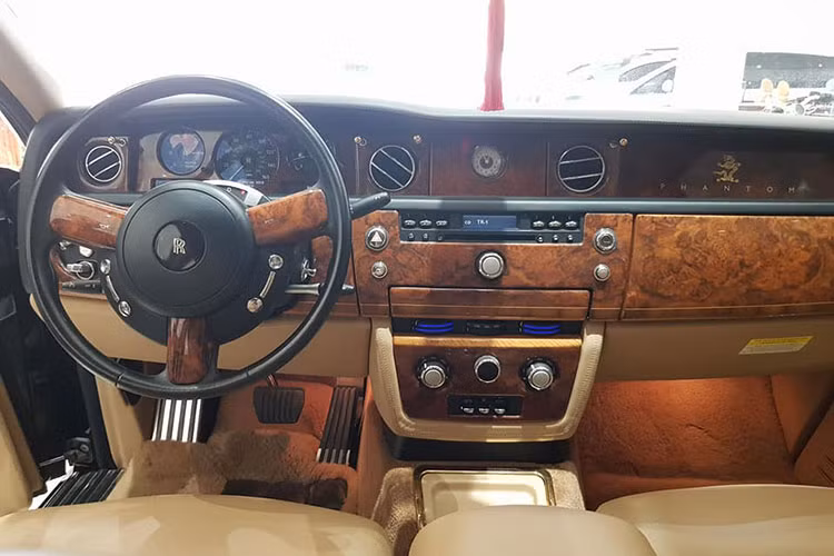 Tiến vào bên trong khoang lái, những người thợ Việt còn khéo léo khắc hoạ hình ảnh "quyền uy" Rồng xuất hiện ở bảng táp-lô, đây cũng là dấu hiệu nhận biết của Rolls-Royce Phantom bản tiêu chuẩn so với Phantom Year of the Dragon - vốn chỉ được sản xuất giới hạn.