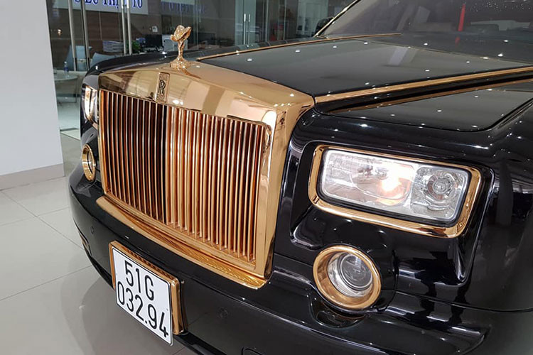 Lưới tản nhiệt lò sưởi đặc trưng của Rolls-Royce, logo Spirit of Ecstasy, vỏ gương, viền đèn pha/đèn sương mù, và cả chỗ gắn biển số cũng mạ vàng - theo thông tin từ nhiều người chơi xe thì đây là vàng 24k.