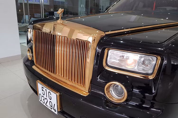 Lưới tản nhiệt lò sưởi đặc trưng của Rolls-Royce, logo Spirit of Ecstasy, vỏ gương, viền đèn pha/đèn sương mù, và cả chỗ gắn biển số cũng mạ vàng - theo thông tin từ nhiều người chơi xe thì đây là vàng 24k.