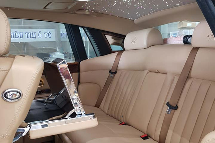 Bên trong khoang lái của chiếc xe siêu sang Rolls-Royce Phantom mạ vàng do thợ Việt "lên đời" thành bản Rồng này có nội thất màu kem đi kèm các điểm nhấn như nhiều chi tiết được ốp gỗ quý và cả trần xe bầu trời đầy sao do 1.340 bóng đèn LED tạo thành. Được biết, chiếc Rolls-Royce Phantom này thuộc thế hệ đầu tiên.