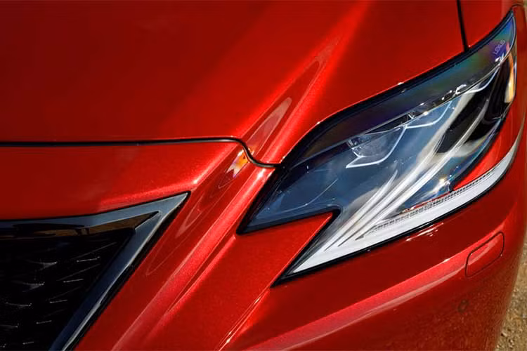 Ông Jeff Bracken, Phó Chủ tịch kiêm Tổng Giám đốc của Tập đoàn Lexus cho biết: "Lexus LS là một trong những chiếc xe quan trọng nhất trong lịch sử của thương hiệu, vì vậy chúng tôi cần sử dụng một sân khấu giống như Super Bowl để giới thiệu LS tới các khách hàng của mình."