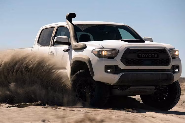 So với động cơ 2.0L tăng áp của Ford Ranger Raptor 2018 thì Tacoma TRD-Pro 2019 được hãng xe hơi Toyota trang bị công suất lớn hơn (278/ 210 hp) nhưng mô-ment xoắn thấp hơn (360/ 500Nm). Nâng cấp nhẹ nhàng nội/ ngoại thất, trang bị phuộc địa hình FOX và lốp địa hình là những những thay đổi trên cả 3 phiên bản nâng cấp mới này.