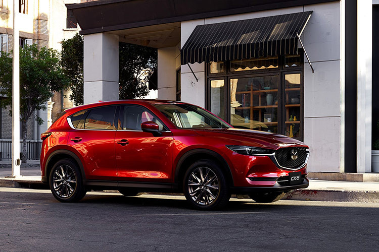 Mazda CX-5 hiện là một trong những mẫu SUV cỡ C rẻ nhất tại Việt Nam với giá dao động từ 749 - 959 triệu đồng cho 7 phiên bản. Đây cũng chính là một trong những lợi thế lớn khiến mẫu xe nhà Mazda liên tục dẫn đầu phân khúc về mặt doanh số. Ngoài giá bán hợp túi tiền, Mazda CX-5 còn được hưởng chính sách hỗ trợ 50% lệ phí trước bạ của Chính phủ vì là xe sản xuất, lắp ráp trong nước. 