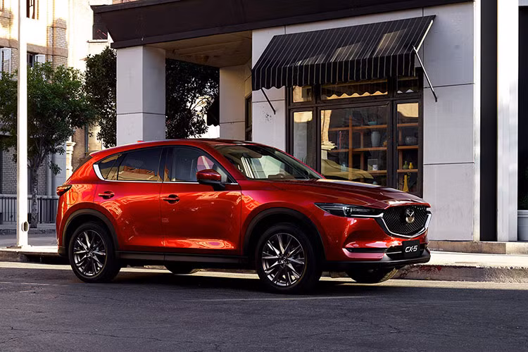 Mazda CX-5 hiện là một trong những mẫu SUV cỡ C rẻ nhất tại Việt Nam với giá dao động từ 749 - 959 triệu đồng cho 7 phiên bản. Đây cũng chính là một trong những lợi thế lớn khiến mẫu xe nhà Mazda liên tục dẫn đầu phân khúc về mặt doanh số. Ngoài giá bán hợp túi tiền, Mazda CX-5 còn được hưởng chính sách hỗ trợ 50% lệ phí trước bạ của Chính phủ vì là xe sản xuất, lắp ráp trong nước. 
