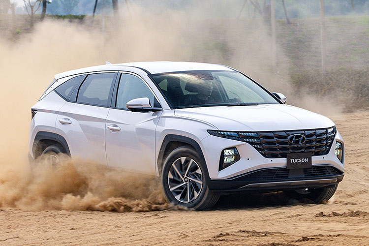Tương tự nhiều đối thủ trong phân khúc, Hyundai Tucson cũng được hỗ trợ 50% lệ phí trước bạ vì là xe sản xuất, lắp ráp trong nước. Nhờ đó, khách hàng có thể tiết kiệm số tiền từ 38 - 55 triệu đồng, tùy phiên bản và tỉnh, thành đăng ký.