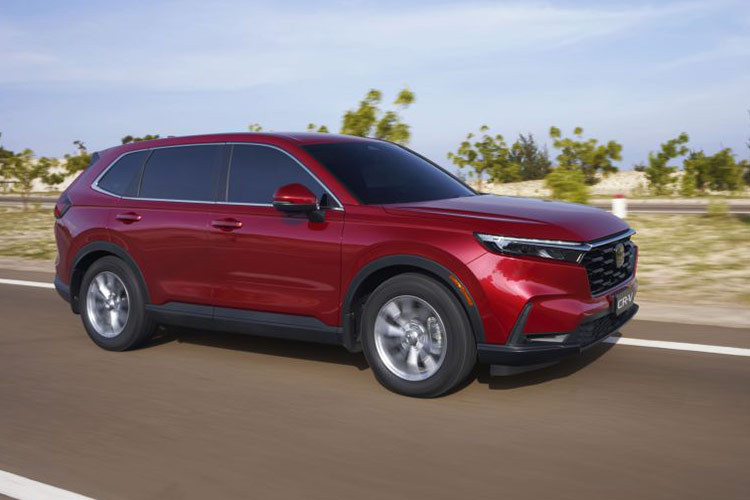 Từ ngày 1/9/2024, Honda CR-V đã được hãng điều chỉnh giá niêm yết ở 3 phiên bản, bao gồm G, L 2WD và L AWD. Giá niêm yết mới của 3 phiên bản này lần lượt là 1,029 tỷ, 1,099 tỷ và 1,25 tỷ đồng. So với mức cũ, giá xe đã giảm từ 60 - 80 triệu đồng. Ngoài ra, 3 phiên bản G, L 2WD và L AWD của Honda CR-V còn được hưởng chính sách giảm 50% lệ phí trước bạ của Nhà nước dành cho xe sản xuất, lắp ráp trong nước.