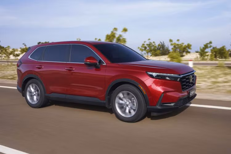 Từ ngày 1/9/2024, Honda CR-V đã được hãng điều chỉnh giá niêm yết ở 3 phiên bản, bao gồm G, L 2WD và L AWD. Giá niêm yết mới của 3 phiên bản này lần lượt là 1,029 tỷ, 1,099 tỷ và 1,25 tỷ đồng. So với mức cũ, giá xe đã giảm từ 60 - 80 triệu đồng. Ngoài ra, 3 phiên bản G, L 2WD và L AWD của Honda CR-V còn được hưởng chính sách giảm 50% lệ phí trước bạ của Nhà nước dành cho xe sản xuất, lắp ráp trong nước.