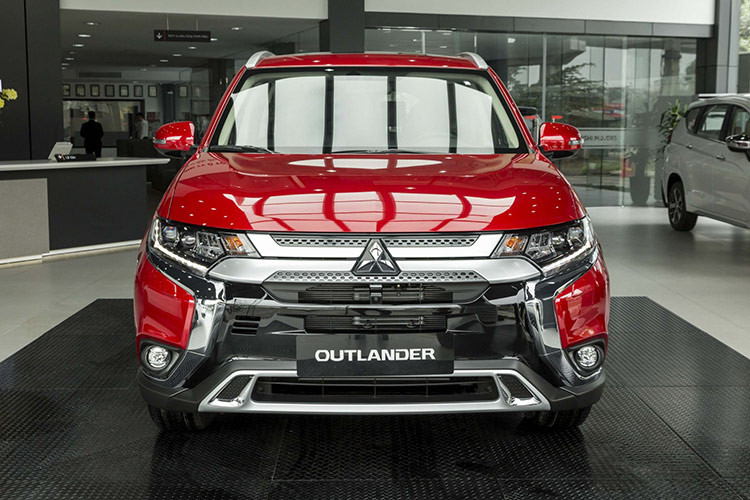  Mitsubishi Outlander: 217 xe Mẫu xe có tỷ lệ tăng trưởng cao nhất trong phân khúc SUV cỡ C chính là Mitsubishi Outlander. Theo đó, mẫu xe này tăng trưởng đến 152,3% lên 217 xe. Đáng tiếc là doanh số của Mitsubishi Outlander vẫn thua kém các đối thủ nên xếp cuối cùng trong phân khúc.