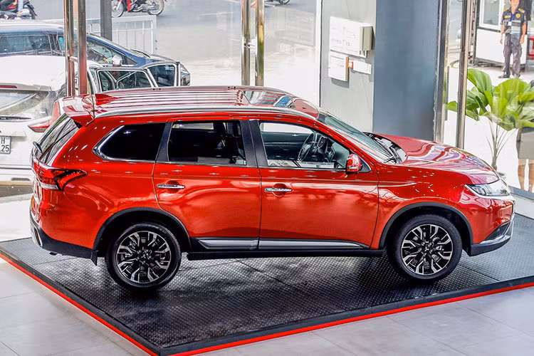 Trong tháng 9/2024 này, Mitsubishi Outlander được hưởng ưu đãi 50% lệ phí trước bạ dành cho xe sản xuất, lắp ráp trong nước với giá trị từ 41 - 47 triệu đồng. Bên cạnh đó, khách hàng mua xe còn được hãng tặng 1 phiếu nhiên liệu và camera 360 độ cùng trị giá 20 triệu đồng.