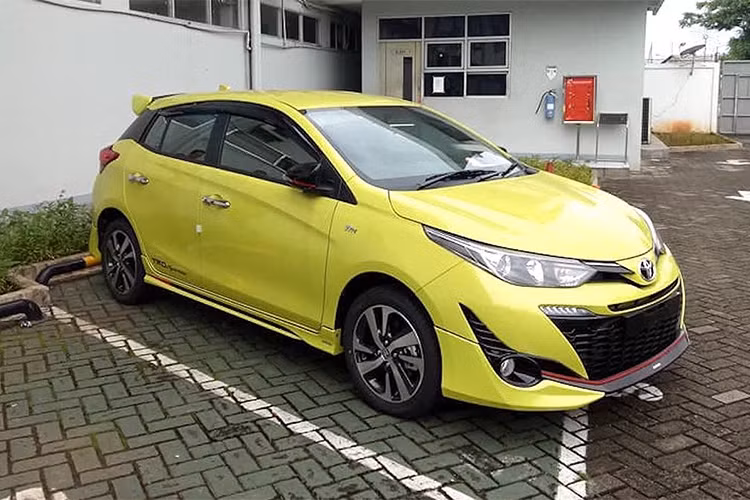 Tại thị trường châu Á, Toyota thường có một phiên bản ngoại thất thể thao cho nhiều dòng xe của mình với tên gọi TRD Sportivo. Sự khác biệt chính của những bản TRD Sportivo đó là chúng được trang bị bộ bodykit do chi nhánh phát triển xe đua của hãng thiết kế và Toyota Yaris TRD Sportivo 2018 cũng là một trong số đó.