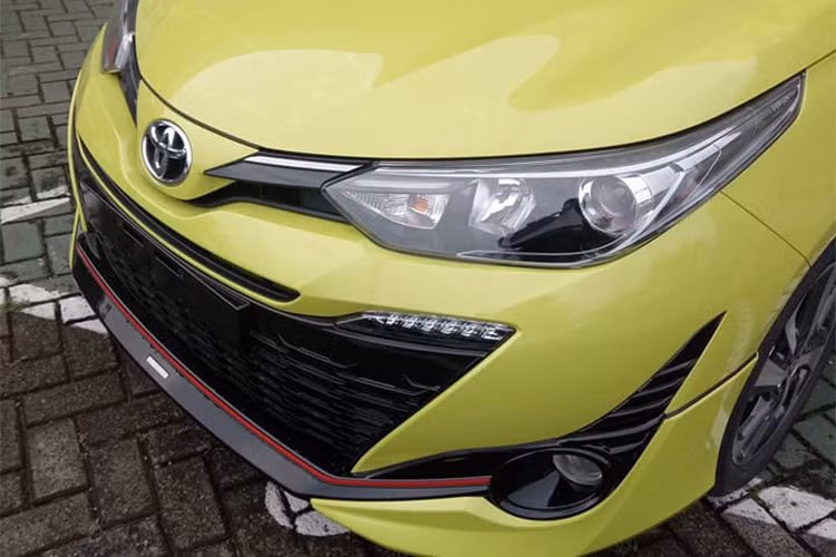 So với phiên bản thường, Yaris TRD Sportivo mới có ngoại hình ấn tượng hơn hẳn bởi bộ bodykit khí động học ốp bên dưới xung quanh thân xe. Ngoài ra, chiếc xe cũng có thêm cánh gió khá lớn nằm phía sau. Thân xe còn được điểm thêm những đường viền đỏ tương phản.