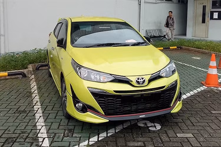 Như những chiếc xe khác nâng cấp TRD Sportivo, mẫu xe Toyota Yaris mới có bộ bodykit hầm hố hơn, gồm ốp cản trước, cản sau và ốp hông. Trên phiên bản thể thao này, xe vẫn được trang bị phần đầu với lưới tản nhiệt cỡ lớn. Kích thước không thay đổi nhiều so với phiên bản thường.