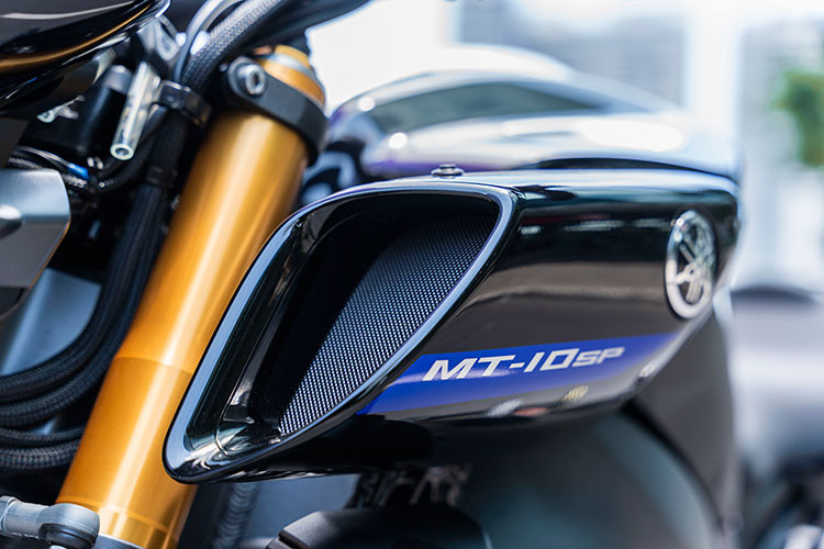 Xe có khả năng phản hồi nhanh với những thao tác của người lái thông qua hệ thống treo cao cấp, hệ thống kiểm soát lực kéo (Traction Control) hay ga tự động (Cruise Control). Phần đầu xe thiết kế góc cạnh, vuốt nhọn về phía trước với đèn pha kép bi cầu. Yamaha MT-10 SP nâng cấp cặp phuộc trước sau Ohlins Electronic Racing chỉnh điện, thay vì phuộc của KYB như ở mô hình MT-10 thường.