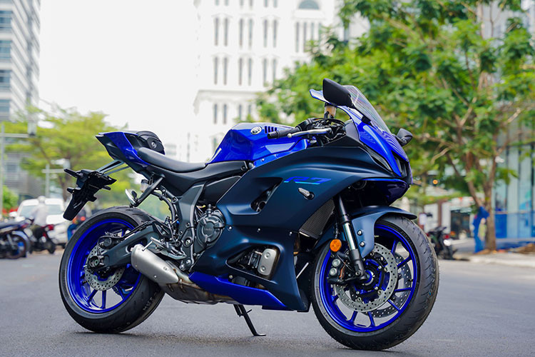 Đầu tiên là mẫu sport-bike Yamaha YZF-R7 mới được lấy cảm hứng từ mẫu xe R7 huyền thoại năm 1999. YZF-R7 là chiếc xe gọn gàng nhất cùng trọng lượng ướt chỉ 188 kg của gia đình R-Series. Xe có giá bán từ 269 triệu đồng tại Việt Nam. Xe sử dụng khung sườn kim cương tương tự MT-07 nhưng trang bị loại phuộc khác, giúp xe giữ được sự linh hoạt trong đường phố và vẫn thể hiện được hiệu suất mạnh mẽ.