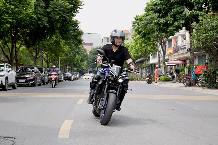 Ngoài ra, MT-10 SP mới tại Việt Nam còn có tới 3 chế độ lái từ hệ thống Yamaha D-Mode, hệ thống điều khiển bướm ga YCC-T, hệ thống kiểm soát độ bám đường với 3 chế độ và hệ thống điều khiển hành trình cho phép hoạt động từ cấp số 4 đến 6. Yamaha MT10- SP mới hiện có giá bán chính hãng từ 569 triệu đồng tại Việt Nam.