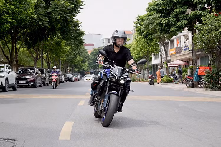 Ngoài ra, MT-10 SP mới tại Việt Nam còn có tới 3 chế độ lái từ hệ thống Yamaha D-Mode, hệ thống điều khiển bướm ga YCC-T, hệ thống kiểm soát độ bám đường với 3 chế độ và hệ thống điều khiển hành trình cho phép hoạt động từ cấp số 4 đến 6. Yamaha MT10- SP mới hiện có giá bán chính hãng từ 569 triệu đồng tại Việt Nam.