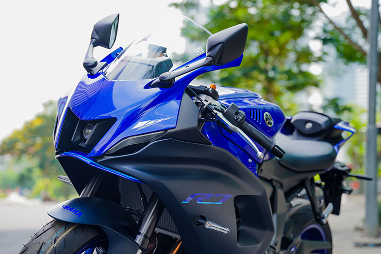 Khối động cơ CrossPlane 2 xi-lanh trên Yamaha YZF-R7 mới có dung tích 689 phân khối, DOHC cho công suất 73 mã lực tại 8.750 vòng/phút và mô-men xoắn 67 Nm tại 6.500 vòng/phút, đáp ứng tiêu chuẩn khí thải Euro 5. YZF-R7 mới còn được bổ sung bộ ly hợp chống trượt (ASC) giúp người lái có thể dễ dàng điều khiển hộp số một cách nhẹ nhàng.