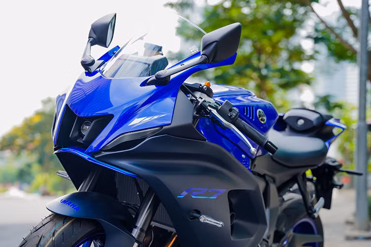 Khối động cơ CrossPlane 2 xi-lanh trên Yamaha YZF-R7 mới có dung tích 689 phân khối, DOHC cho công suất 73 mã lực tại 8.750 vòng/phút và mô-men xoắn 67 Nm tại 6.500 vòng/phút, đáp ứng tiêu chuẩn khí thải Euro 5. YZF-R7 mới còn được bổ sung bộ ly hợp chống trượt (ASC) giúp người lái có thể dễ dàng điều khiển hộp số một cách nhẹ nhàng.