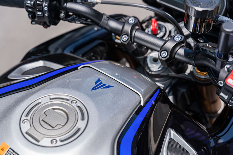 Xe sở hữu dải mô-men xoắn rộng hơn đạt 112 Nm tại 9.000 vòng/phút cùng công suất tối đa 158 mã lực tại 11.500 vòng/phút. Sức mạnh này được truyền tới bánh sau qua hộp số 6 cấp với công nghệ sang số nhanh Quick-Shifter. Bên cạnh đó, MT-10 SP còn có khung sườn nhôm Delta Box gọn nhẹ và trục cơ sở ngắn nhất phân khúc, giúp xe di chuyển linh hoạt.