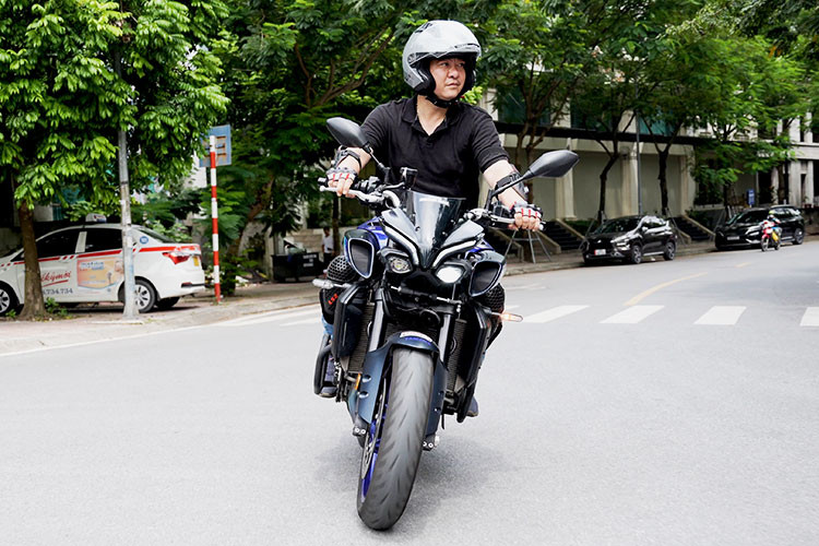 Bên cạnh đó trên MT-10 SP thế hệ mới, ECU tính toán và điều chỉnh độ đàn hồi và độ nén của phuộc để phù hợp nhất với từng điều kiện thời tiết và đường xá khác nhau. Đây cũng là hệ thống phuộc đang được Yamaha trang bị cho YZF-R1M.