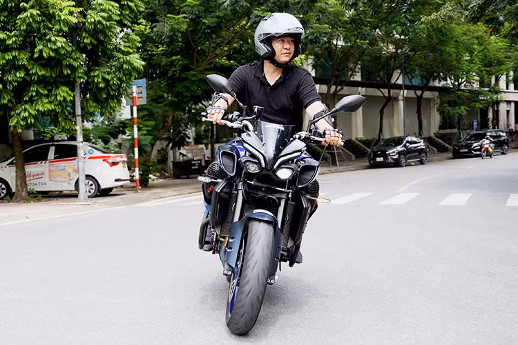 Bên cạnh đó trên MT-10 SP thế hệ mới, ECU tính toán và điều chỉnh độ đàn hồi và độ nén của phuộc để phù hợp nhất với từng điều kiện thời tiết và đường xá khác nhau. Đây cũng là hệ thống phuộc đang được Yamaha trang bị cho YZF-R1M.