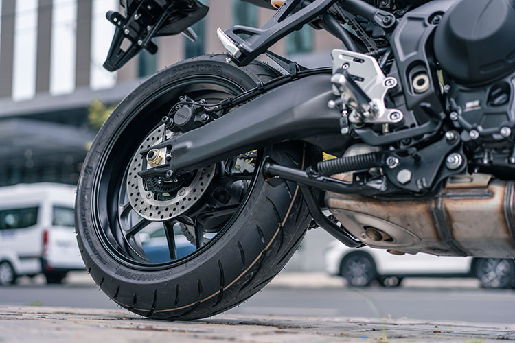 Yamaha trang bị cho Tracer 9 cảm biến IMU 6 trục với 4 hệ thống hỗ trợ, gồm kiểm soát độ bám đường TCS, kiểm soát độ trượt bánh sau SCS, chống bốc đầu LIF và kiểm soát lực phanh BC. Hệ thống phanh ABS 2 kênh. Xe lắp cặp phanh đĩa trước đường kính 298 mm, phanh đĩa đơn sau 245 mm. Cặp lốp không săm với lốp trước 12070 và lốp sau 180/55.