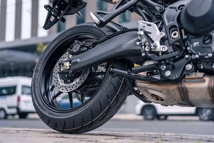 Yamaha trang bị cho Tracer 9 cảm biến IMU 6 trục với 4 hệ thống hỗ trợ, gồm kiểm soát độ bám đường TCS, kiểm soát độ trượt bánh sau SCS, chống bốc đầu LIF và kiểm soát lực phanh BC. Hệ thống phanh ABS 2 kênh. Xe lắp cặp phanh đĩa trước đường kính 298 mm, phanh đĩa đơn sau 245 mm. Cặp lốp không săm với lốp trước 12070 và lốp sau 180/55.