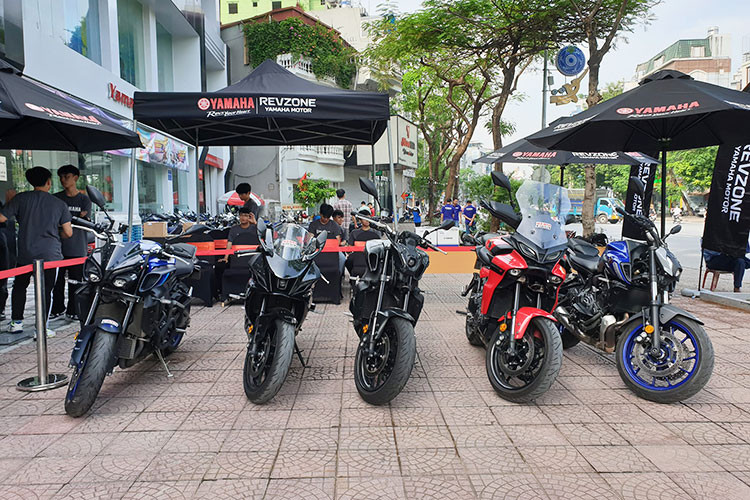 Ngoài ra, tại Revzone Yamaha Motor Hà Nội, khách hàng còn được tiếp cận với nhiều dòng sản phẩm cao cấp của thương hiệu Yamaha như Yamalube Premium, dòng nhớt cao cấp nhập khẩu từ Nhật Bản, các bộ ưu tập đồ bảo hộ, thời trang đường phố và phụ kiện như trang phục chính hãng của đội đua Yamaha Factory Racing...