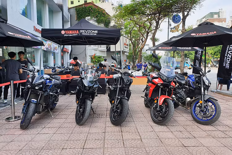 Ngoài ra, tại Revzone Yamaha Motor Hà Nội, khách hàng còn được tiếp cận với nhiều dòng sản phẩm cao cấp của thương hiệu Yamaha như Yamalube Premium, dòng nhớt cao cấp nhập khẩu từ Nhật Bản, các bộ ưu tập đồ bảo hộ, thời trang đường phố và phụ kiện như trang phục chính hãng của đội đua Yamaha Factory Racing...