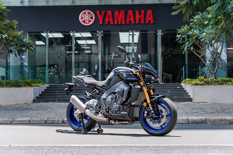 Được coi là phiên bản hyper-naked của siêu phẩm super-sport YZF-R1M, Yamaha MT-10 SP 2022 thừa hưởng những tính năng cũng như công nghệ tân tiến hàng đầu của hãng xe máy Nhật Bản. MT-10 SP mới sỡ hữu khối động cơ CrossPlane 4 xi-lanh thẳng hàng có dung tích 998 phân khối từ chiếc sport-bike lừng danh YZF-R1, với một vài tinh chỉnh.