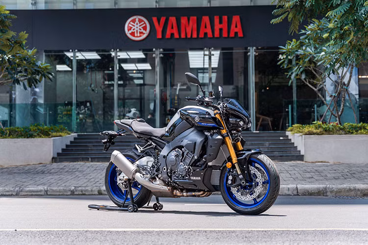 Được coi là phiên bản hyper-naked của siêu phẩm super-sport YZF-R1M, Yamaha MT-10 SP 2022 thừa hưởng những tính năng cũng như công nghệ tân tiến hàng đầu của hãng xe máy Nhật Bản. MT-10 SP mới sỡ hữu khối động cơ CrossPlane 4 xi-lanh thẳng hàng có dung tích 998 phân khối từ chiếc sport-bike lừng danh YZF-R1, với một vài tinh chỉnh.