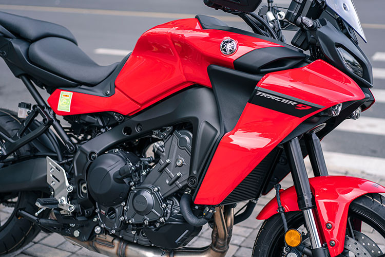 Ngoài ra, xe còn sở hữu khung sườn Deltabox, hệ thống treo tùy chỉnh, với phuộc trước hành trình ngược (USD) của KYB tùy chỉnh độ đàn hồi và tải trọng... Tracer 9 lắp động cơ crossplane 3 xi-lanh dung tích 900cc, làm mát bằng dung dịch, phun xăng điện tử, công suất 119 mã lực tại 10.000 vòng/phút, mô-men xoắn cực đại 93 Nm tại 7.000 vòng/phút. Hộp số 6 cấp. Giá xe Yamaha Tracer 9 tại Việt Nam là 369 triệu đồng.