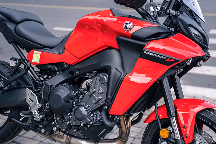 Ngoài ra, xe còn sở hữu khung sườn Deltabox, hệ thống treo tùy chỉnh, với phuộc trước hành trình ngược (USD) của KYB tùy chỉnh độ đàn hồi và tải trọng... Tracer 9 lắp động cơ crossplane 3 xi-lanh dung tích 900cc, làm mát bằng dung dịch, phun xăng điện tử, công suất 119 mã lực tại 10.000 vòng/phút, mô-men xoắn cực đại 93 Nm tại 7.000 vòng/phút. Hộp số 6 cấp. Giá xe Yamaha Tracer 9 tại Việt Nam là 369 triệu đồng.