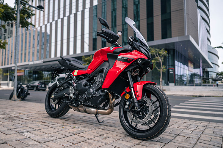 Yamaha Tracer 9 mới là bản sport touring của MT-09. Phiên bản 2022 thay đổi tên gọi mới thay cho Tracer 900. Thiết kế thay đổi so với bản cũ, đèn pha LED mới, đèn ban ngày và đèn hậu đặc trưng. Xe có yên 2 tầng, trong đó yên phụ có thể tùy chỉnh độ cao và tối ưu công thái học.