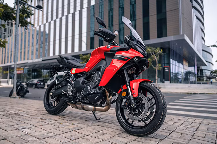 Yamaha Tracer 9 mới là bản sport touring của MT-09. Phiên bản 2022 thay đổi tên gọi mới thay cho Tracer 900. Thiết kế thay đổi so với bản cũ, đèn pha LED mới, đèn ban ngày và đèn hậu đặc trưng. Xe có yên 2 tầng, trong đó yên phụ có thể tùy chỉnh độ cao và tối ưu công thái học.