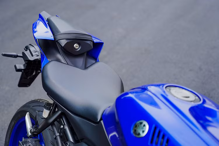 Nhờ thiết kế thon gọn với khả năng vận hành linh hoạt, YZF-R7 mới được nhiều khách hàng đánh giá là mẫu xe thể thao thân thiện nhất của Yamaha gần đây. Điểm nổi bật của Yamaha YZF-R7 thế hệ mới là sức mạnh đến từ khối động cơ CrossPlane 2 xi-lanh (CP2), cung cấp mô-men xoắn mạnh ngay từ những dải tua thấp.