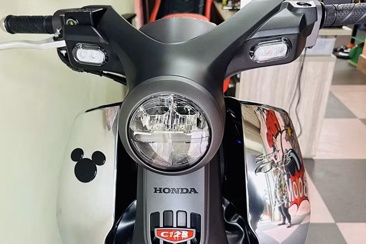 Về ngoại hình, không có sự khác biệt hoặc trang bị nào đáng kể đối với phiên bản giới hạn so với bản C125 đang bán ra trên thị trường, chỉ có một số chi tiết nhỏ và việc phối màu được bổ sung vào để tạo điểm nhấn và làm cho Honda Super Cub C125 Disney 2023 khác đi.