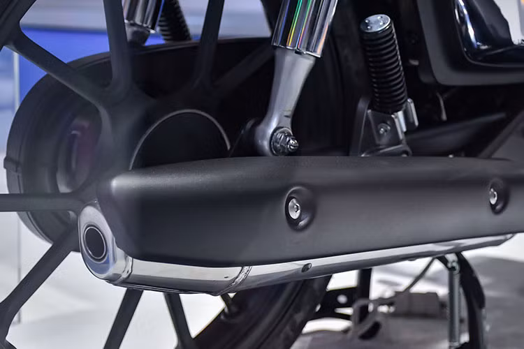 Bánh trước xe sử dụng phanh đĩa do sở hữu khối động cơ 125cc mạnh hơn những chiếc Cub khác. Thiết kế pô "quả nhót" hoài cổ kết hợp với bộ gắp sau được làm mới bằng nhôm nguyên khối. Giá để chân cho người ngồi sau được bổ sung khi có chỗ ngồi cho người thứ hai.