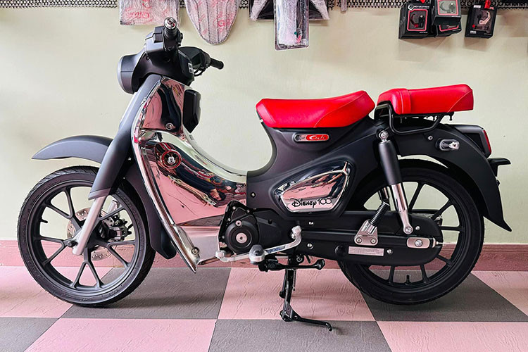 Được biết, chiếc Honda Super Cub C125 Mickey đặc biệt đầu tiên và cũng là duy nhất hiện nay được nhập về Việt Nam từ một tay chơi đam mê xe máy tại TP HCM, chiếc xe mang số 17/100. Xe được chủ nhân nhập khẩu thông qua đại lý tư nhân từ Thái Lan về và đã ra biển số.