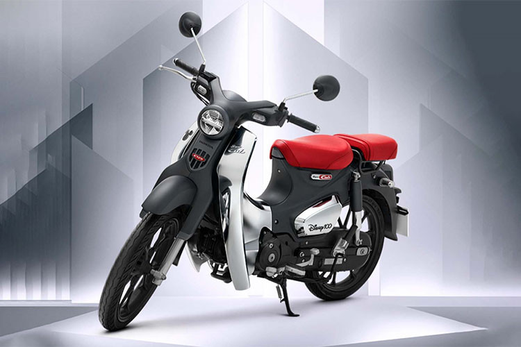 Mức giá xe Honda Super Cub C125 Disney Limited Edition bán ra 116.400 baht (khoảng 80 triệu đồng) tại Thái Lan. Tuy nhiên, mẫu xe này không được nhập khẩu chính hãng về Việt Nam. Chiếc xe trong bài được một người mê xe nhập khẩu thông qua đại lý tư nhân và được hé lộ không dưới 300 triệu đồng.