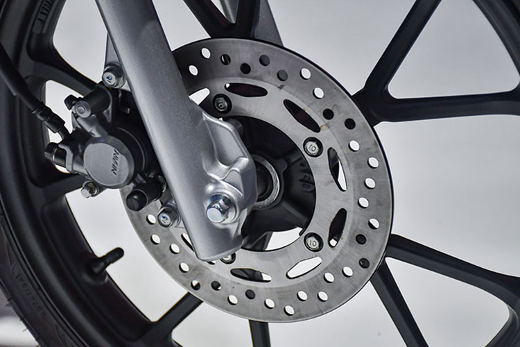 Honda Super Cub C125 Disney Limited Edition vẫn có bảng đồng hồ điện tử công nghệ LCD DSTN kết hợp với đồng hồ cơ báo tốc độ truyền thống và các nút thông báo trạng thái của xe - đồng hồ LCD hiển thị thông tin về xăng, ODO, trip… như phiên bản đang bán trên thị trường.