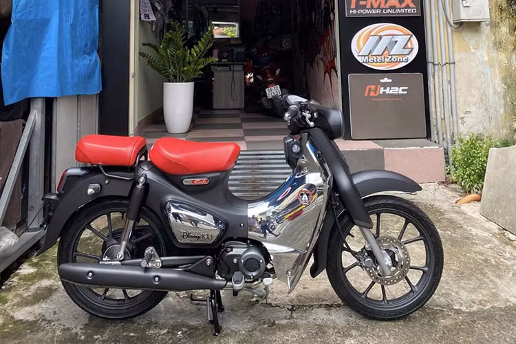 Phiên bản Honda Super Cub C125 Disney Limited Edition cũng sử dụng động cơ dung tích 124cc, 4 thì, xi-lanh đơn, làm mát bằng không khí, kết hợp với hệ thống phun xăng điện tử. Động cơ này sản sinh công suất 9.65 mã lực, mô-men xoắn cực đại 10.4 Nm.