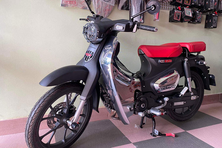Phiên bản giới hạn Honda Super Cub C125 Disney Limited Edition 2023 mới do thương hiệu xe Nhật Bản hợp tác cùng Disney sản xuất chỉ 100 chiếc (kỷ niệm 100 năm thành lập), mỗi chiếc đánh số thứ tự từ 1 đến 100, một trong số đó đã có mặt tại Việt Nam.
