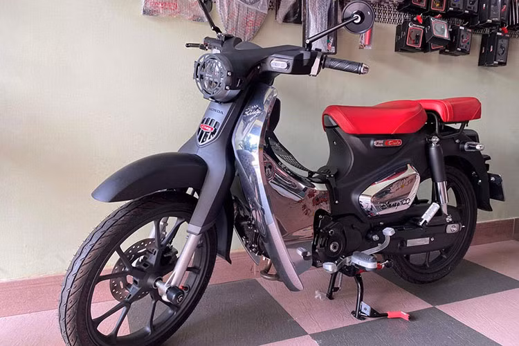 Phiên bản giới hạn Honda Super Cub C125 Disney Limited Edition 2023 mới do thương hiệu xe Nhật Bản hợp tác cùng Disney sản xuất chỉ 100 chiếc (kỷ niệm 100 năm thành lập), mỗi chiếc đánh số thứ tự từ 1 đến 100, một trong số đó đã có mặt tại Việt Nam.