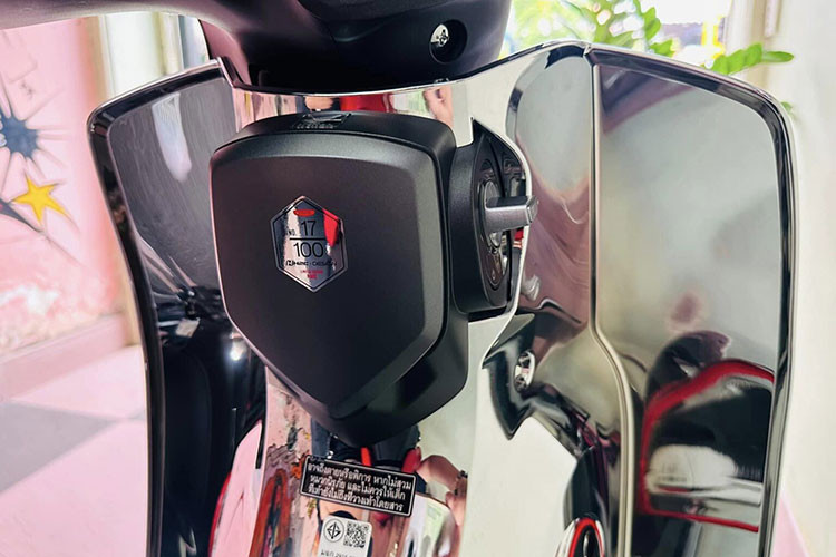 Biểu tượng chuột Mickey với cả logo lẫn tên gọi xuất hiện ở nhiều khu khu vực thân, lườn trước ngay dưới khu vực yên xe. Biểu tượng này rõ ràng hơn với hình ảnh mặt chú chuột Mickey đang tươi cười - một biểu tượng đã quá quen thuộc trên toàn thế giới mà Disney tạo ra.