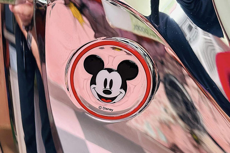 Bên cạnh đó, ở phần ốp nằm ngay cạnh cùm khoá, Honda cũng có một mảng kim loại đánh dấu phiên bản giới hạn x/100. Ở phiên bản thông thường, khu vực ốp này sẽ có phần nắp được làm bằng crom bóng, nhưng trên phiên bản Disney thì lại được làm bằng nhựa nhám.