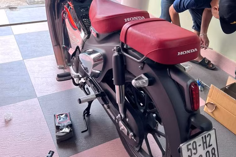 Đối với phiên bản đặc biệt, yên xe màu đỏ và được gắn sẵn phần yên cho người ngồi sau. Xe cũng được trang bị ổ khoá SmartKey với cách thức sử dụng tương tự PCX, SH. Người dùng chỉ cần để gần remote gần xe là có thể bấm ổ khoá kích hoạt hệ thống điện. 