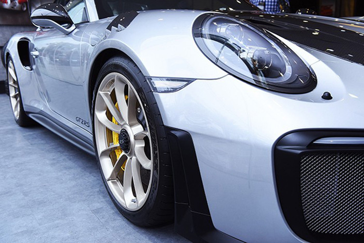 Điều khác biệt giữa chiếc Porsche của ông Đặng Lê Nguyên Vũ và chiếc còn lại là ngoại thất không được trang bị gói tùy chọn Weissach có giá khoảng 1 tỷ đồng. Nếu trang bị gói tùy chọn này, phần chính giữa của nắp capo và nóc xe sẽ được sơn đồng màu với thân xe.