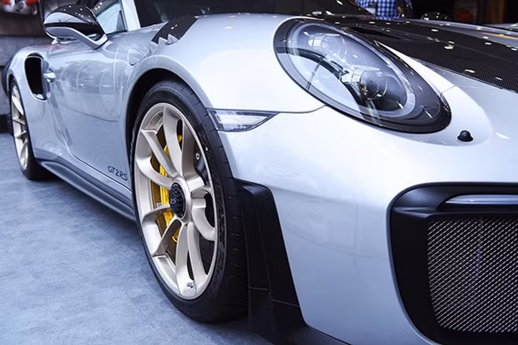 Điều khác biệt giữa chiếc Porsche của ông Đặng Lê Nguyên Vũ và chiếc còn lại là ngoại thất không được trang bị gói tùy chọn Weissach có giá khoảng 1 tỷ đồng. Nếu trang bị gói tùy chọn này, phần chính giữa của nắp capo và nóc xe sẽ được sơn đồng màu với thân xe.